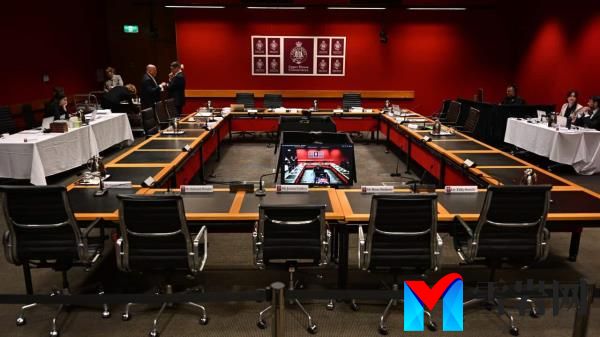 为什么这些空座位可能导致州总理的工作人员被发出逮捕令