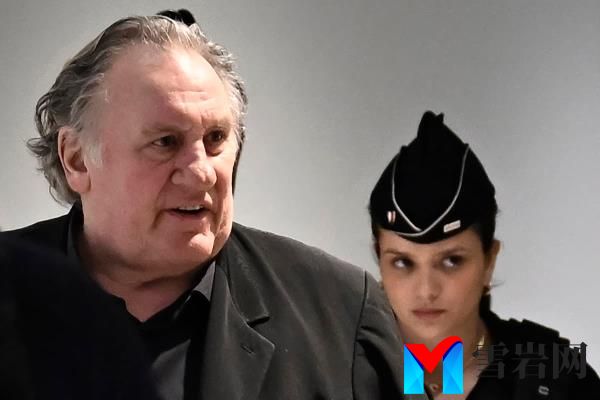 杰拉尔·德帕迪约抵达巴黎法庭接受性侵犯审判