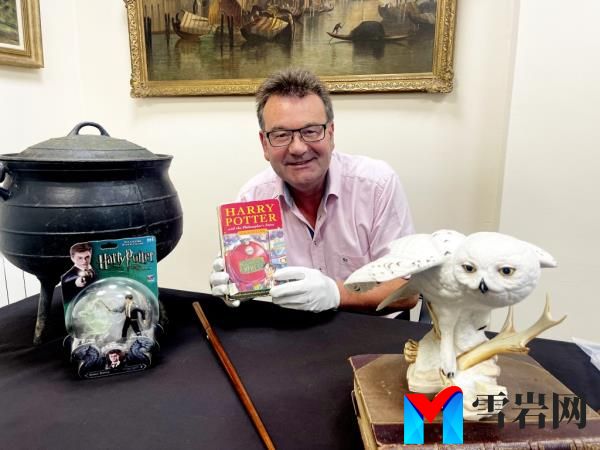 Auctio<em></em>neer holding Harry Potter novel.