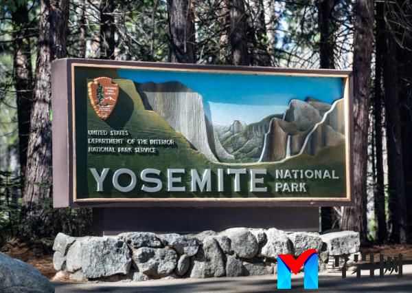 The sign for Yosemite Natio<em></em>nal Park.