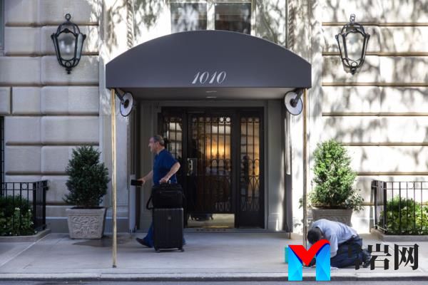 The front of 1010 Fifth Avenue