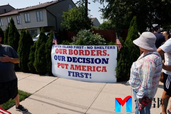 A sign protesting the migrant shelter at the Midland Beach Senior Citizens Center on Staten Island.