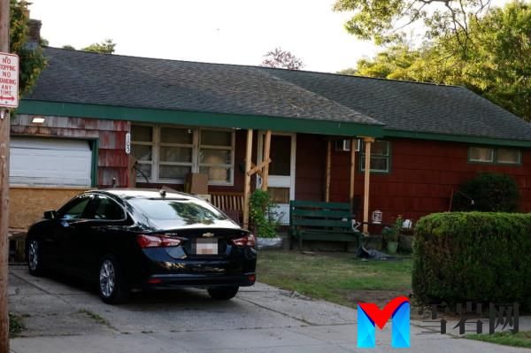 Neighbors of the alleged Gilgo beach murderer reportedly want to see the house bulldozed to the ground. 