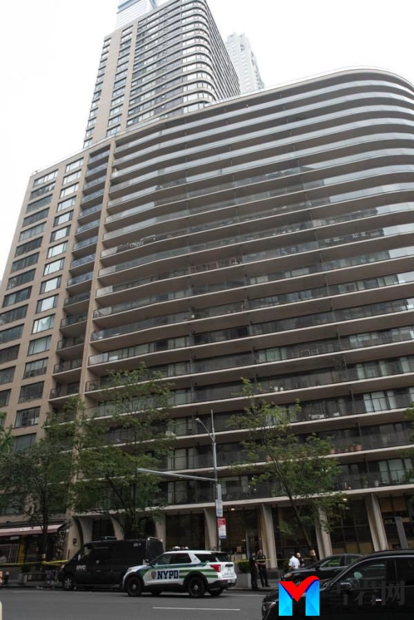 The scene wher<em></em>e a man jumped from   200 Central Park South around 7 a.m.