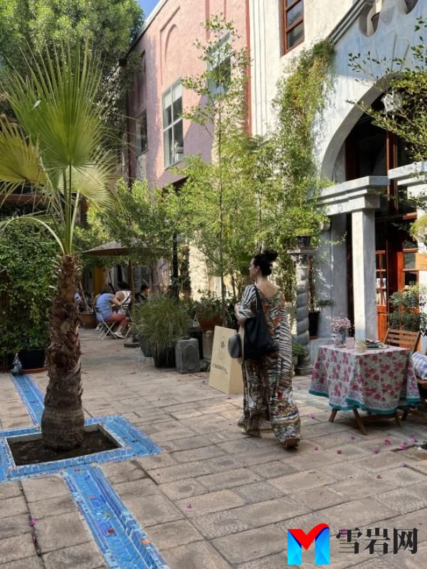 The Courtyard, a collection of shops, antiques and cafes wher<em></em>e you can while away the day far from the high octane energy of Downtown