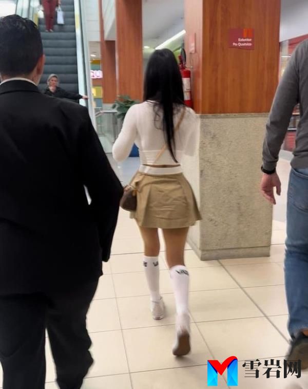 模特被赶出购物中心，因为“不合适的衣服露出了她的胸部”
