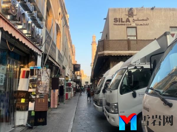 Spices, textiles, flowers - you can find it all at the Dubai SPice Market 