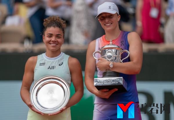 Iga Swiatek of Poland and Jasmine Paolini of Italy pose with their trophies after the women