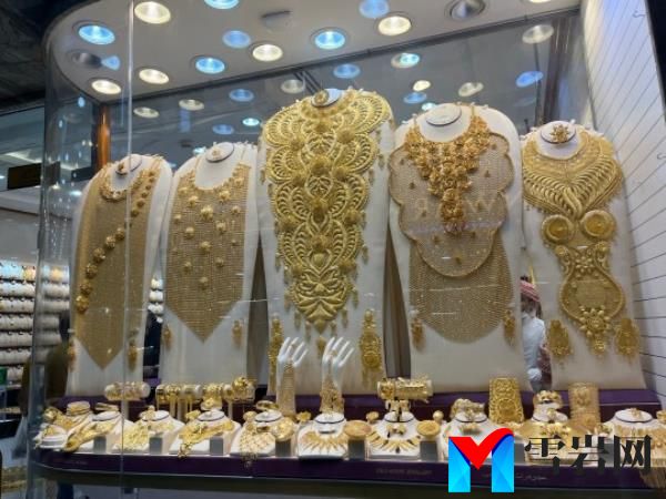 Pick up some understated accessories from the Gold Market to take home with you 
