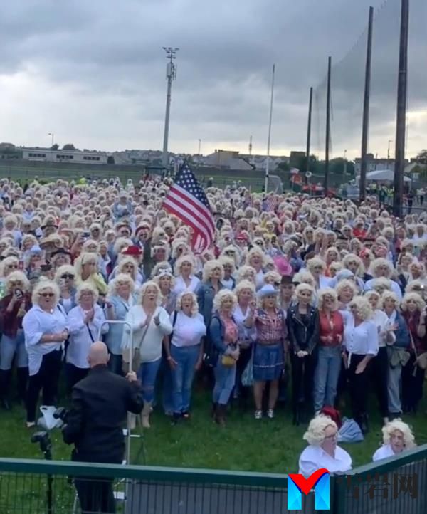 Large crowd of Dolly impersonators.