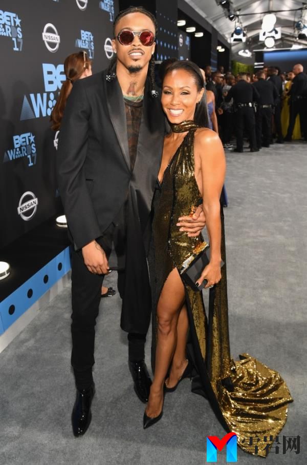 Jada Pinkett Smith cozies up to singer August Alsina. 