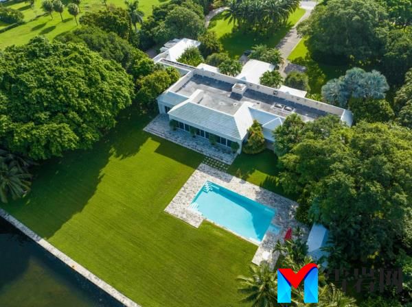 The 2.8-acre property on the waterfront measures 19,000 square feet.