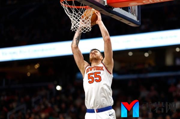 New York Knicks center Isaiah Hartenstein (55) dunks the ball against the Washington Wizards in the second quarter at Capital One Arena.