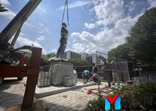 A large bro<em></em>nze statue of the late civil rights icon leader and Georgia co<em></em>ngressman John Lewis was installed Friday in Decatur, Georgia.