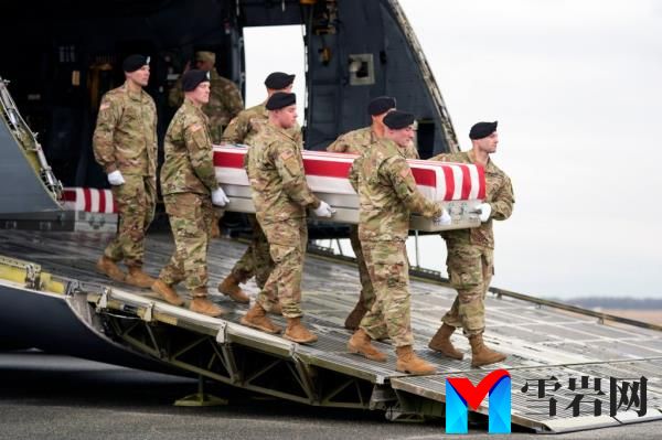 An Army carry team moves the transfer case co<em></em>ntaining the remains of U.S. Army Sgt. William Jerome Rivers, 46, of Carrollton, Ga., at Dover Air Force ba<em></em>se, Del., Friday, Feb. 2, 2024.</p><p>　　