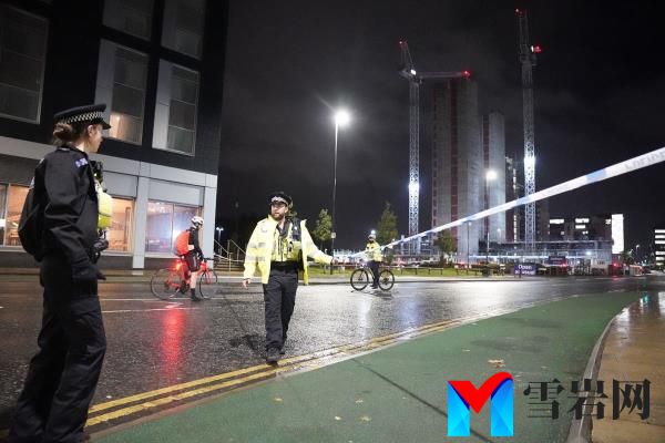 由于担心“不稳定的”起重机可能倒塌，利兹的建筑物被疏散