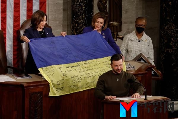 Harris holding a Ukrainian flag with then-Speaker Nancy Pelosi as Zelensky addresses Co<em></em>ngress on Dec. 21, 2022.