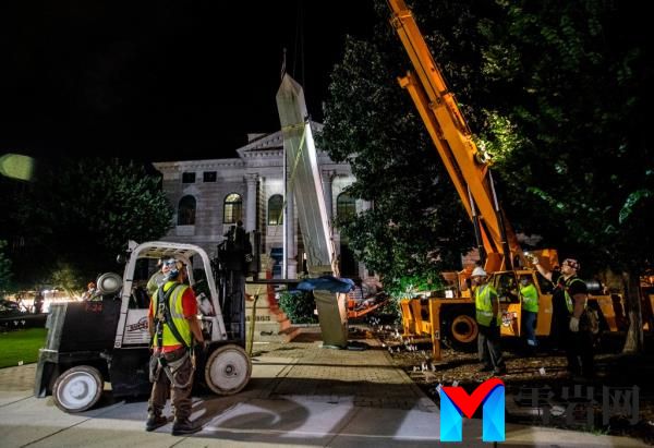 Back in 2020, the stone obelisk was lifted from its ba<em></em>se with straps amid jeers and chants of “Just dro<em></em>p it!” from o<em></em>nlookers in Decatur, Georgia