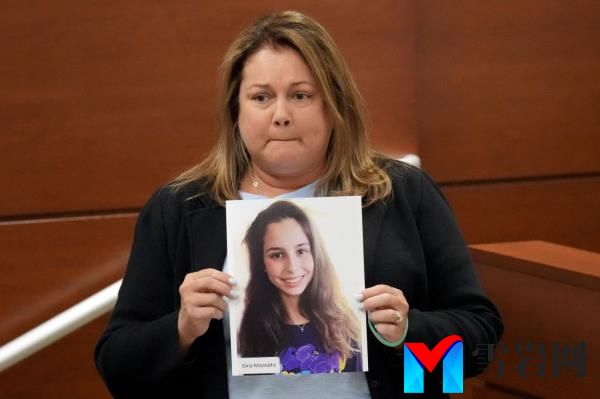 Jennifer Mo<em></em>ntalto holds a picture of her daughter, Gina, before giving her victim impact statement during the penalty phase of the trial of Marjory Sto<em></em>neman Douglas High School shooter Nikolas Cruz at the Broward County Courthouse in Fort Lauderdale on August 3, 2022. 