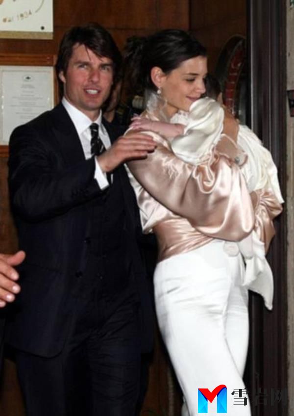 ROME, ITALY - November 17: Tom Cruise, Katie Holmes and their daughter Suri leave the restaurant in central Rome, as part of Katie Holmes and Tom Cruise wedding expected at Castello Odescalchi on November 17, 2006 in Rome, Italy. (Photo Elisabetta Villa/Getty Images) 