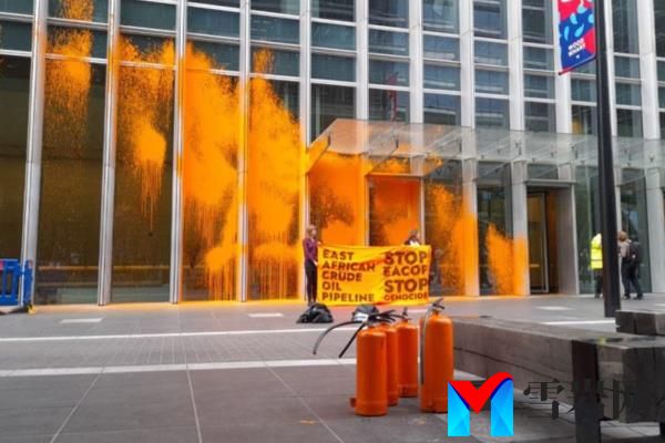 Just Stop Oil在位于金丝雀码头的totalenergy总部喷洒橙色和黑色油漆