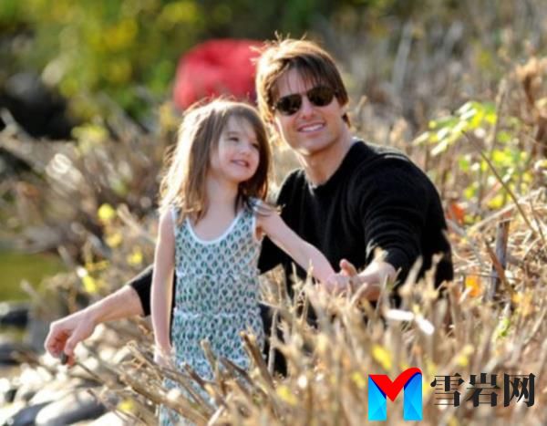 CAMBRIDGE, MA - OCTOBER 10:  Suri Cruise and Tom Cruise visit Charles River Basin on October 10, 2009 in Cambridge, Massachusetts.  (Photo by James Devaney/WireImage) 