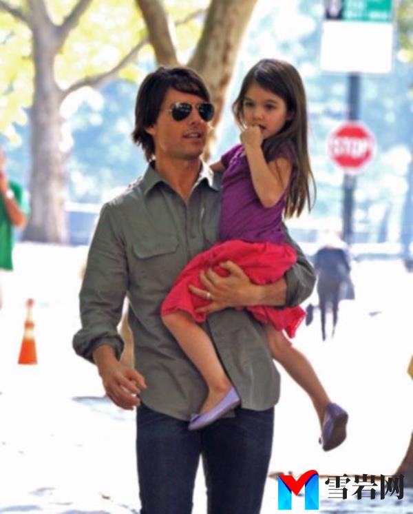 NEW YORK - SEPTEMBER 07:  Tom Cruise and Suri Cruise visit a Central Park West playground on September 7, 2010 in New York City.  (Photo by James Devaney/WireImage)