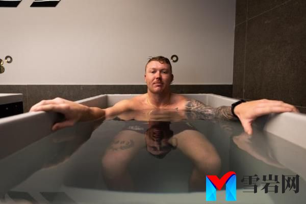 Do<em></em>novan Griesel in an ice bath.