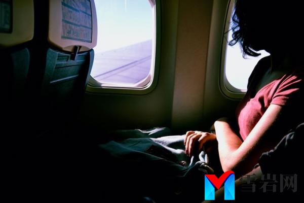 Woman Refuses To Switch Seats With A Man So He Can Sit With Family, Flight Attendant Intervenes