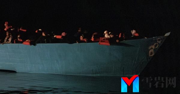 一艘救援船把他们从海里救了出来现在这些移民在欧洲发现了一条艰难的道路
