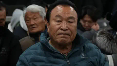 Maeng Gi-su wears a green puffa jacket and a sombre ex<em></em>pression.</p><p>　　