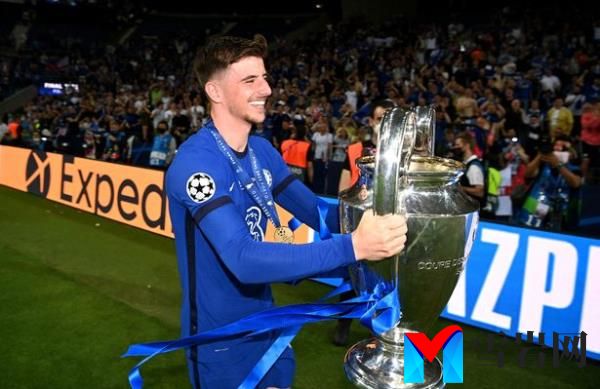 Mason Mount of Chelsea celebrates with the UEFA Champions League Trophy during the UEFA Champions League Final between Manchester City and Chelsea FC at Estadio do Dragao on May 29, 2021 in Porto, Portugal.