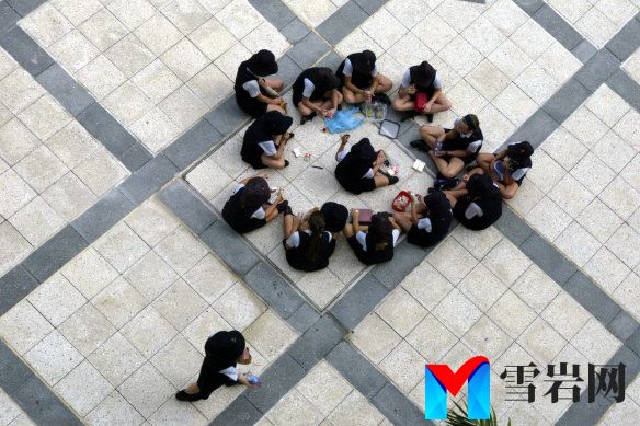 让我们彼此对立是无法改善我们摇摇欲坠的学校体系的